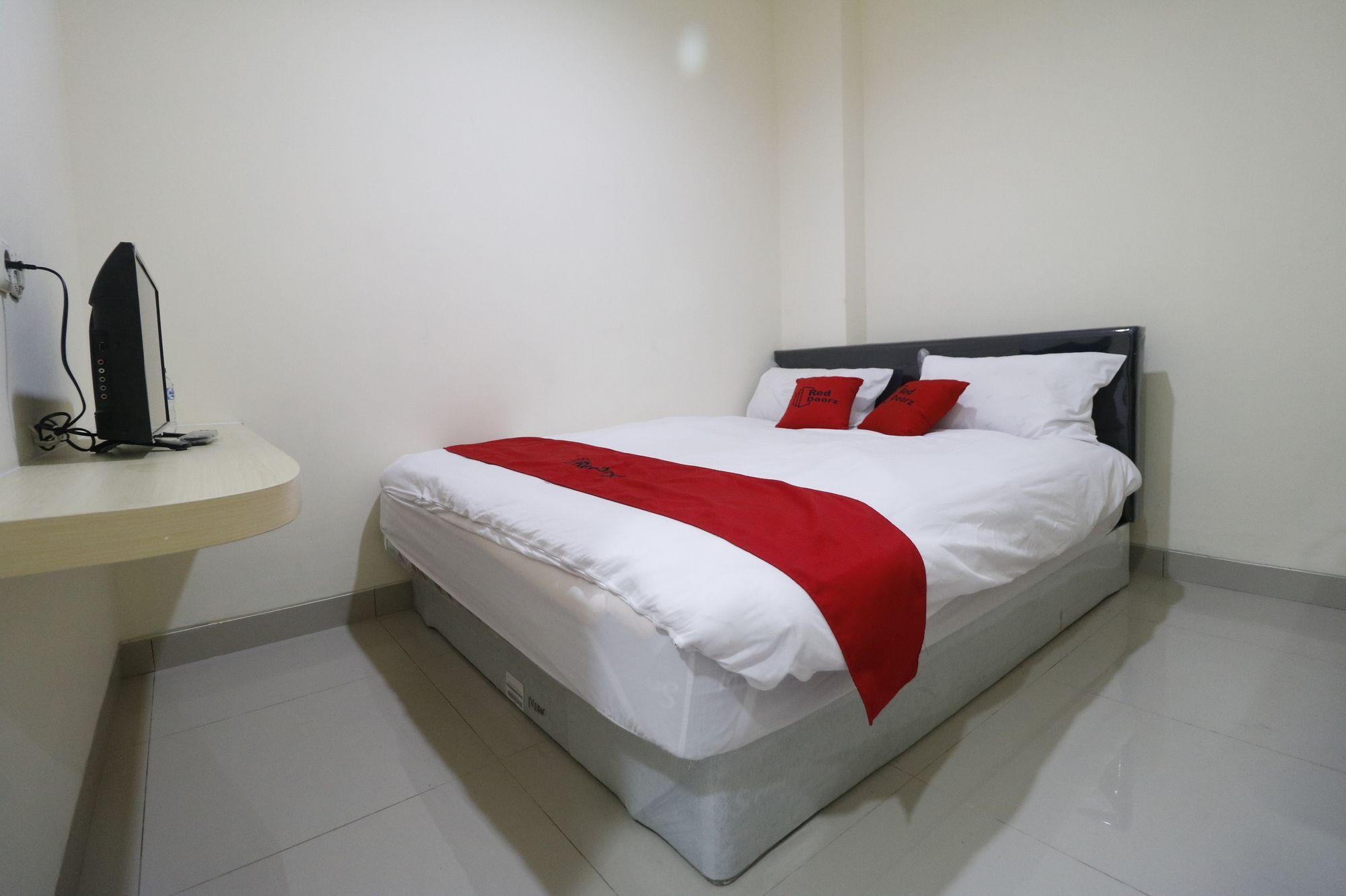 Hotel Reddoorz Plus Near Mall Ciputra Jakarta Exterior foto