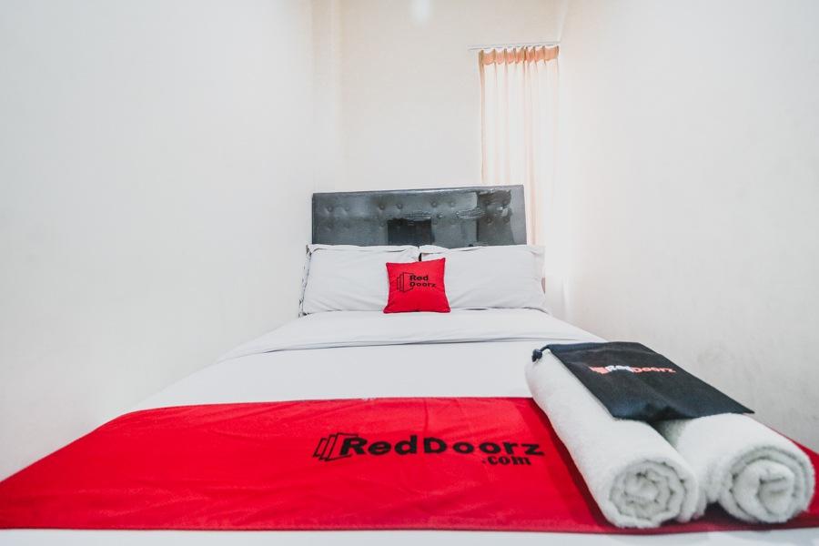 Hotel Reddoorz Plus Near Mall Ciputra Jakarta Exterior foto