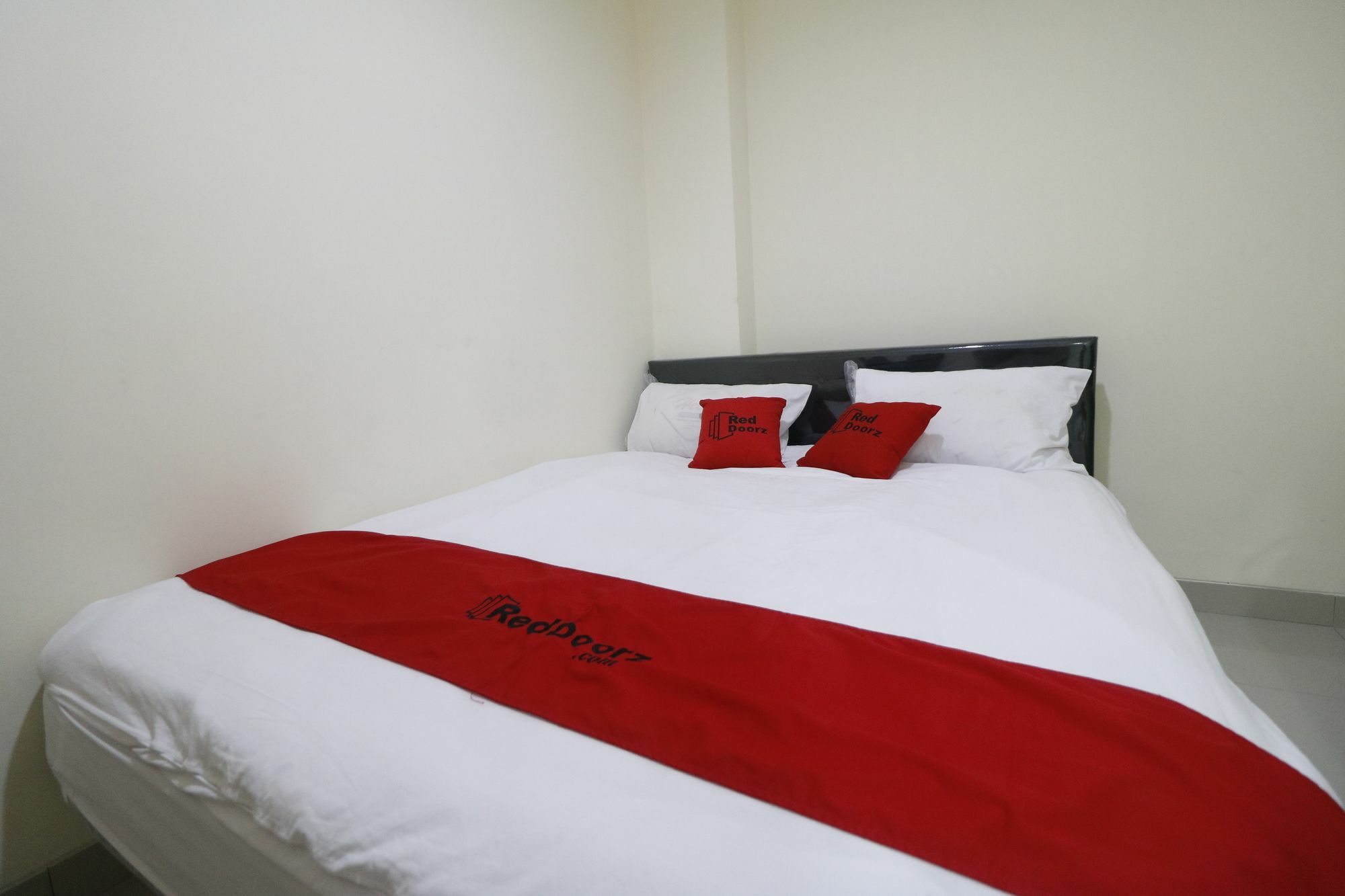 Hotel Reddoorz Plus Near Mall Ciputra Jakarta Exterior foto